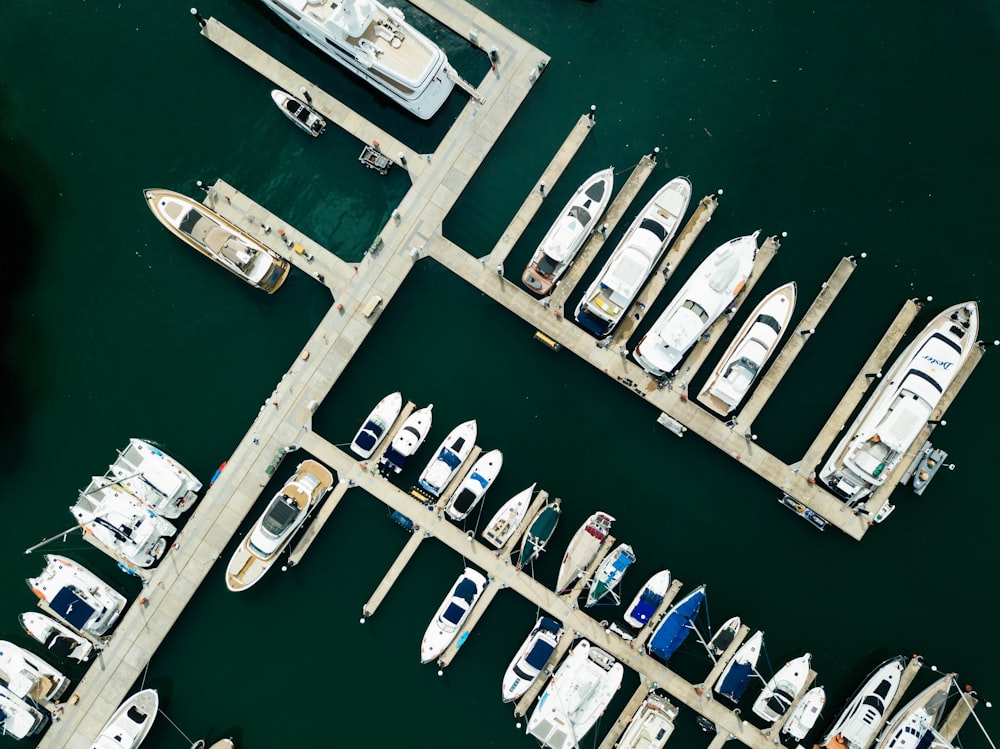 Photographie à vol d’oiseau de bateaux amarrés