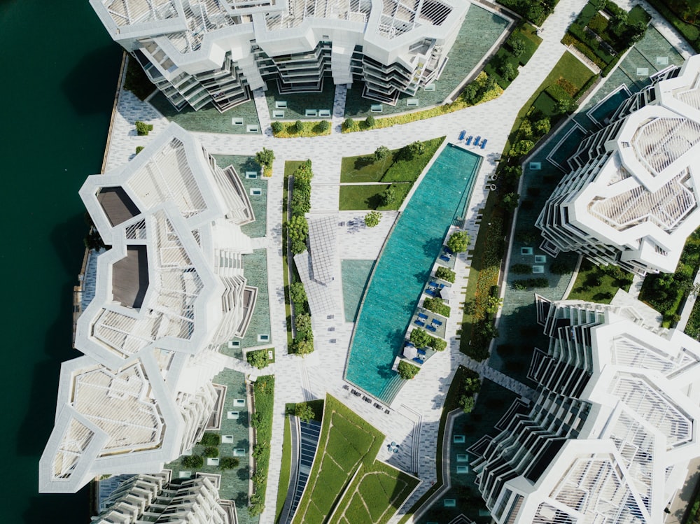 Fotografía a vista de pájaro de un edificio de hormigón blanco