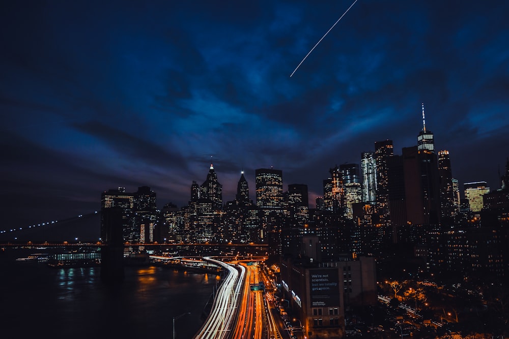 Photo aérienne de métropolitain pendant la nuit\