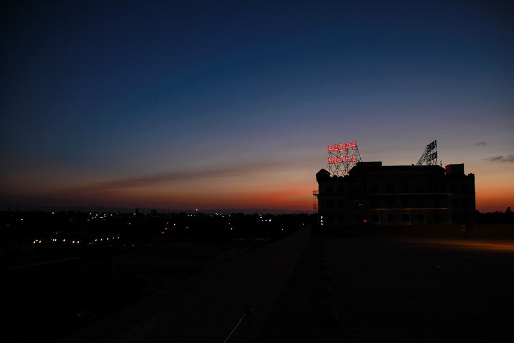 Silhouette eines Betongebäudes unter bewölktem Himmel