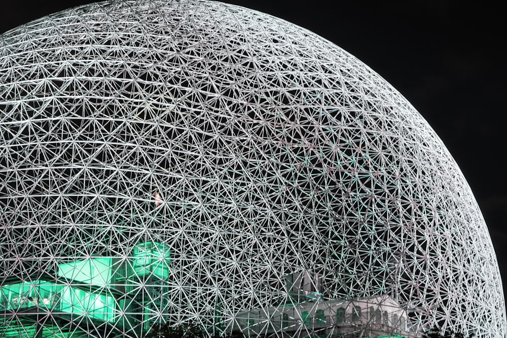 una gran estructura blanca con luces verdes en la parte superior