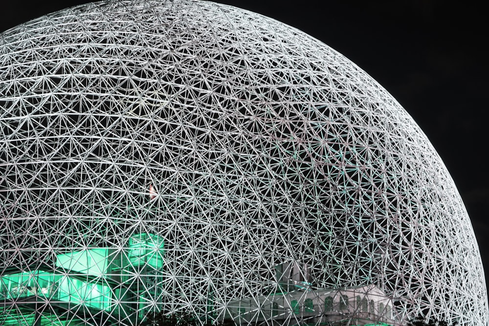 une grande structure blanche avec des lumières vertes sur le dessus