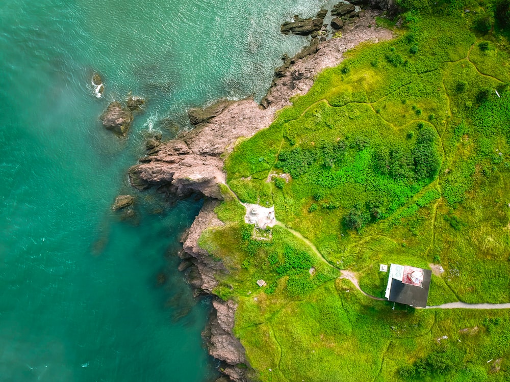 Fotografía aérea de las Montañas Rocosas cerca del mar