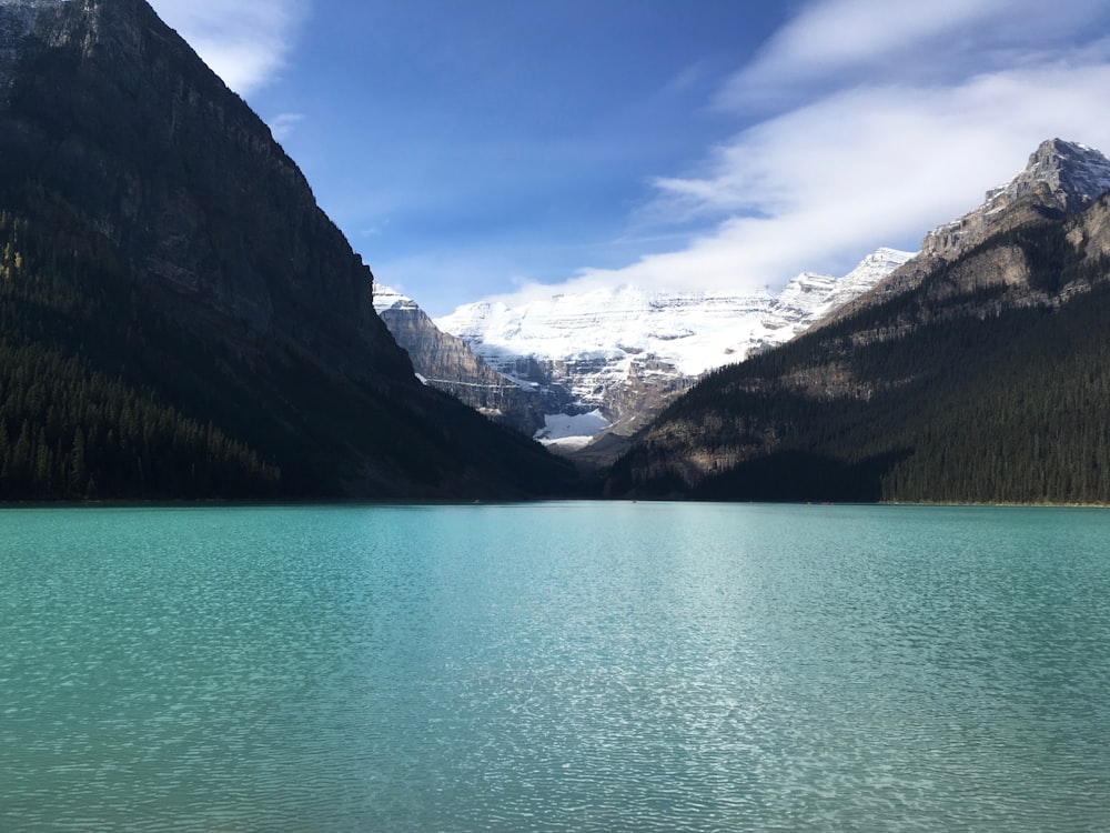 fotografia di paesaggio di montagne vicino allo specchio d'acqua