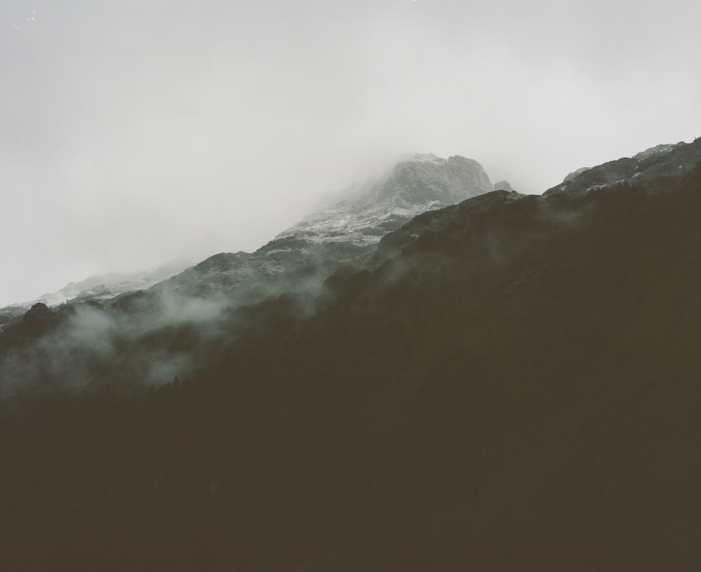 Foto del pico de la montaña cubierto de niebla