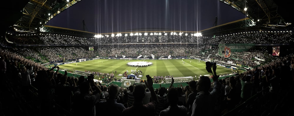 Gente viendo un partido de fútbol