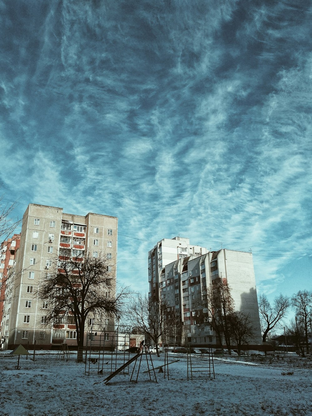 Zwei graue und braune Betongebäude unter schwarzem Himmel