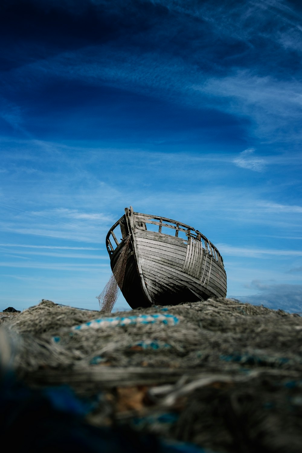 Foto von der grauen Holzarche an Land unter strahlend blauem Himmel