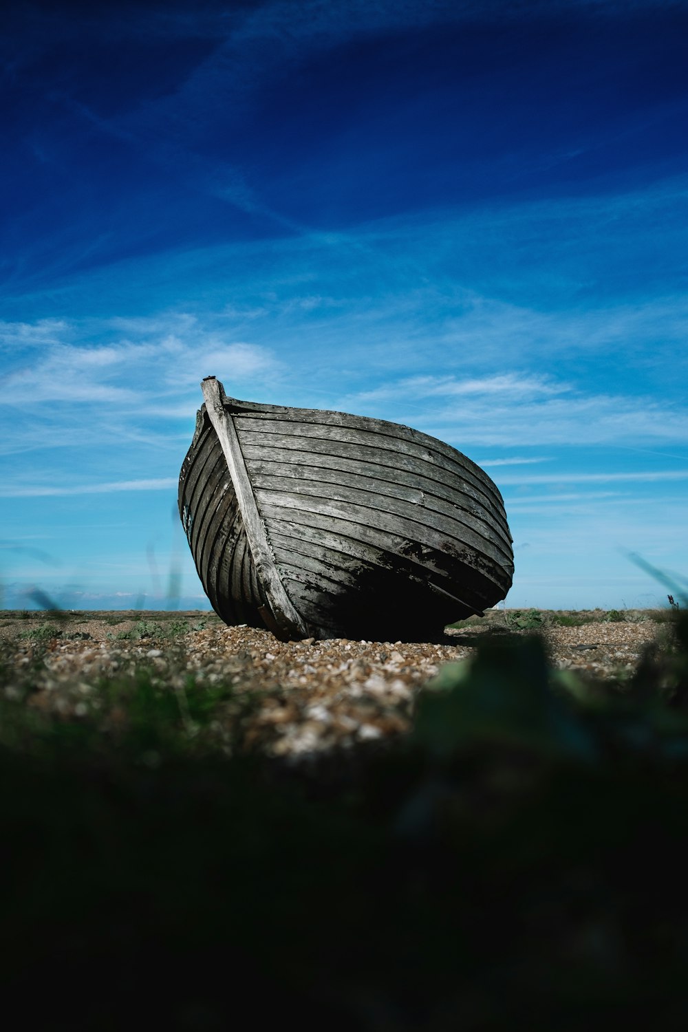 Photographie à mise au point peu profonde d’un bateau sur la côte