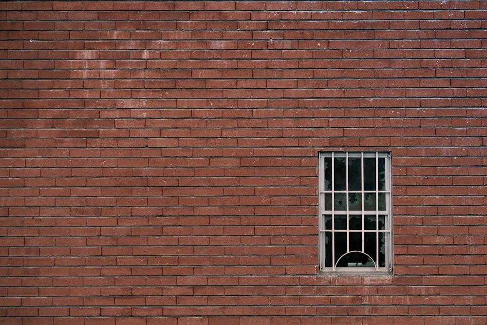 painel branco da janela na parede de concreto marrom