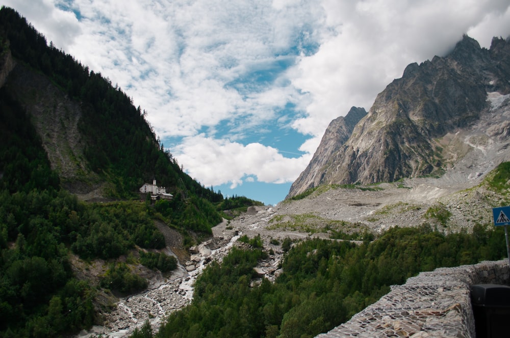 fotografia di paesaggio del fiume tra le catene montuose