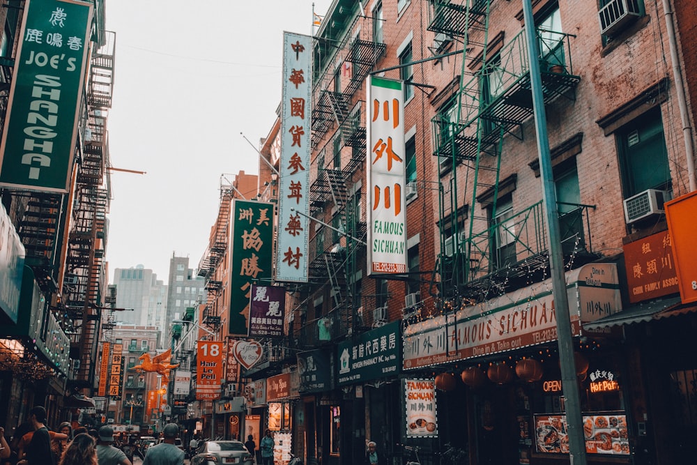 foto da sinalização de script Kanji em edifícios durante o dia