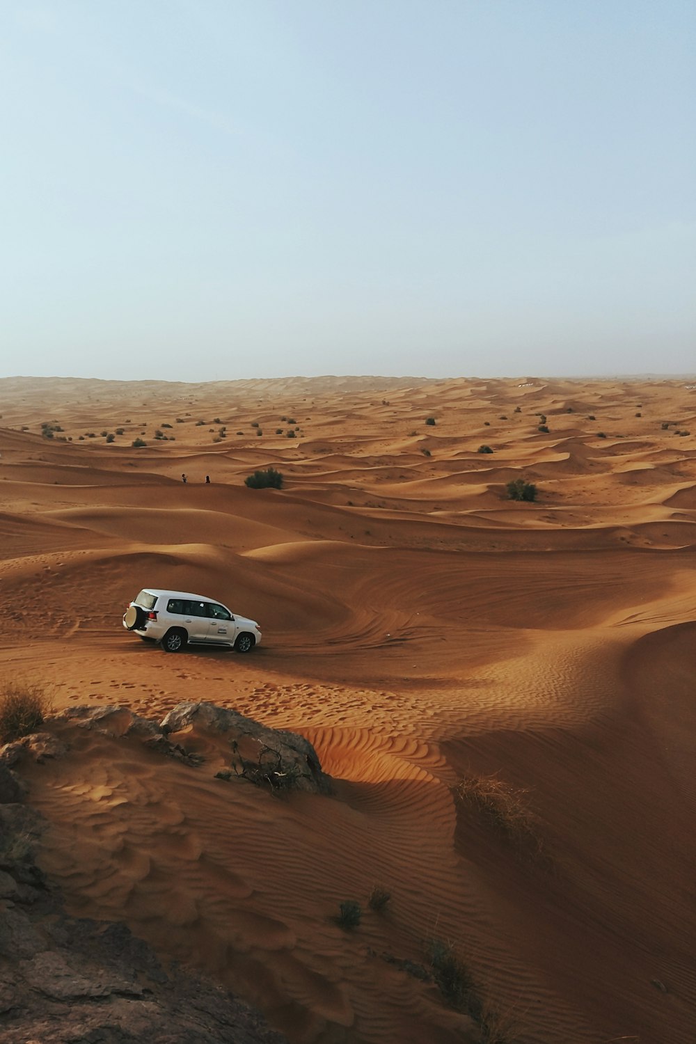 사막에서 흰색 SUV의 사진