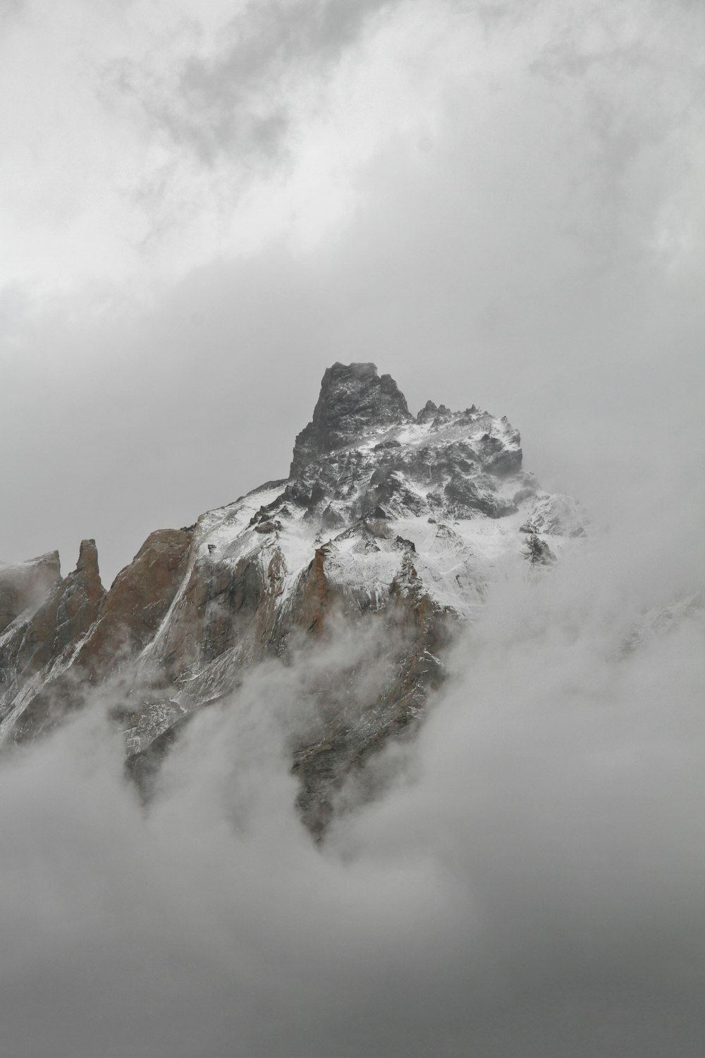 Fotografía de vista aérea de Snowy Mountain