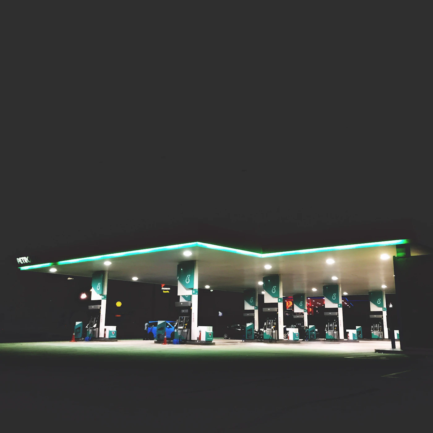 Stesen minyak waktu malam