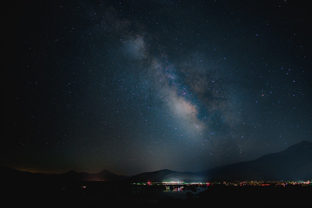 Foto de la Vía Láctea bajo edificios de gran altura iluminados