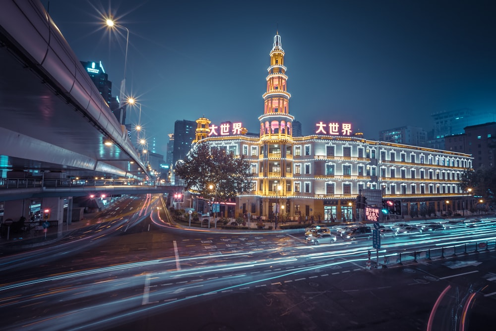 Fotografía timelapse de edificios de la ciudad durante la noche