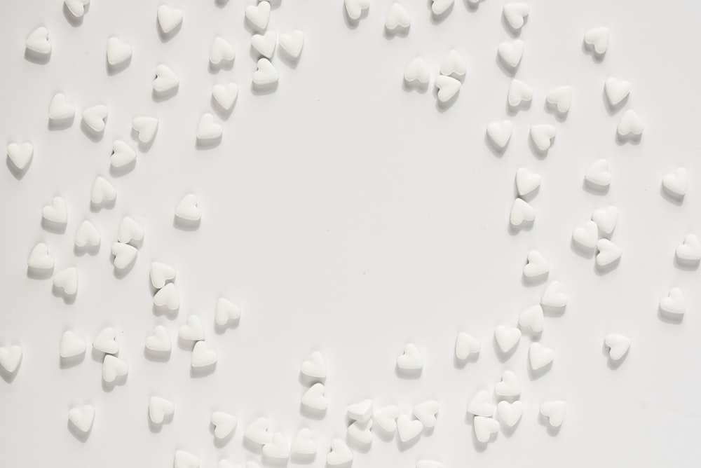 decorações de coração branco na superfície branca