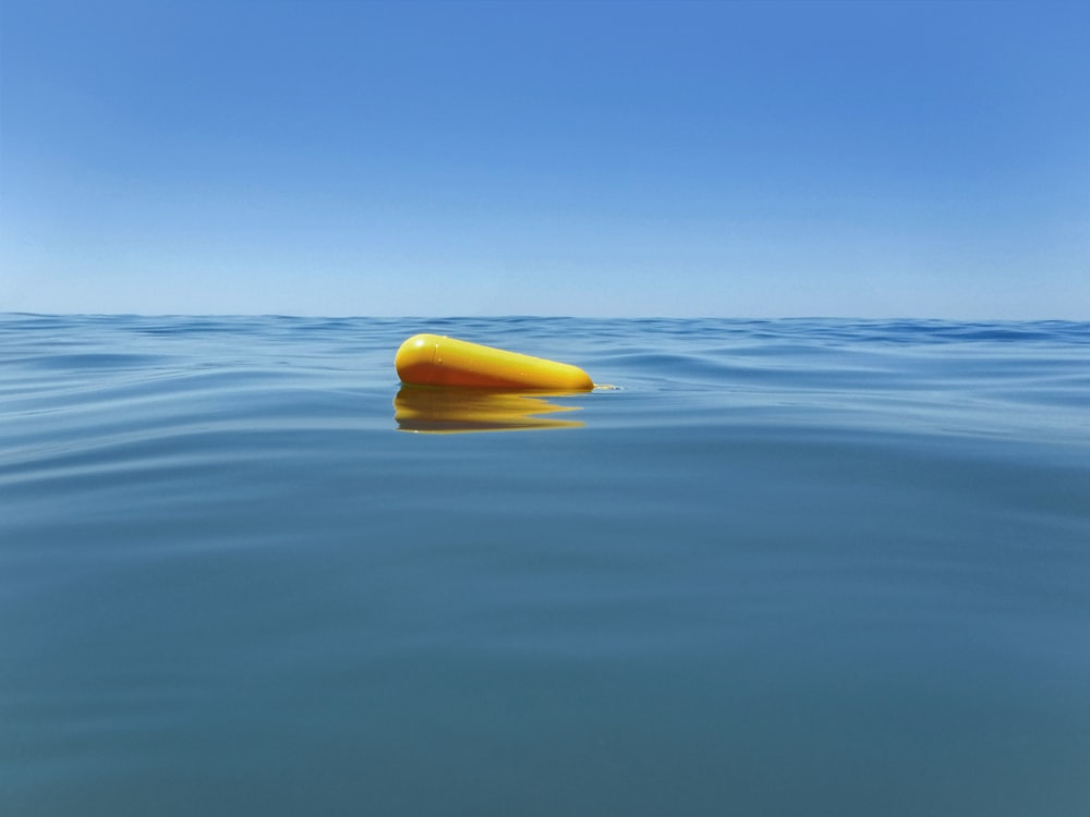 juguete inflable amarillo en el cuerpo de agua