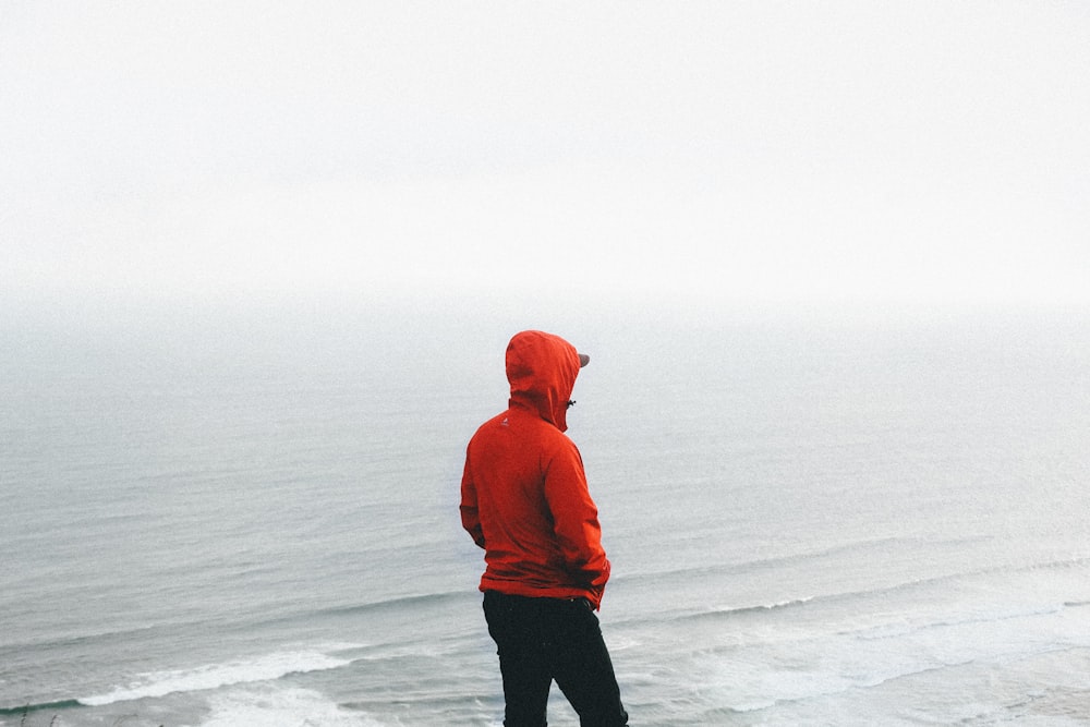 Persona in piedi in riva al mare durante il giorno