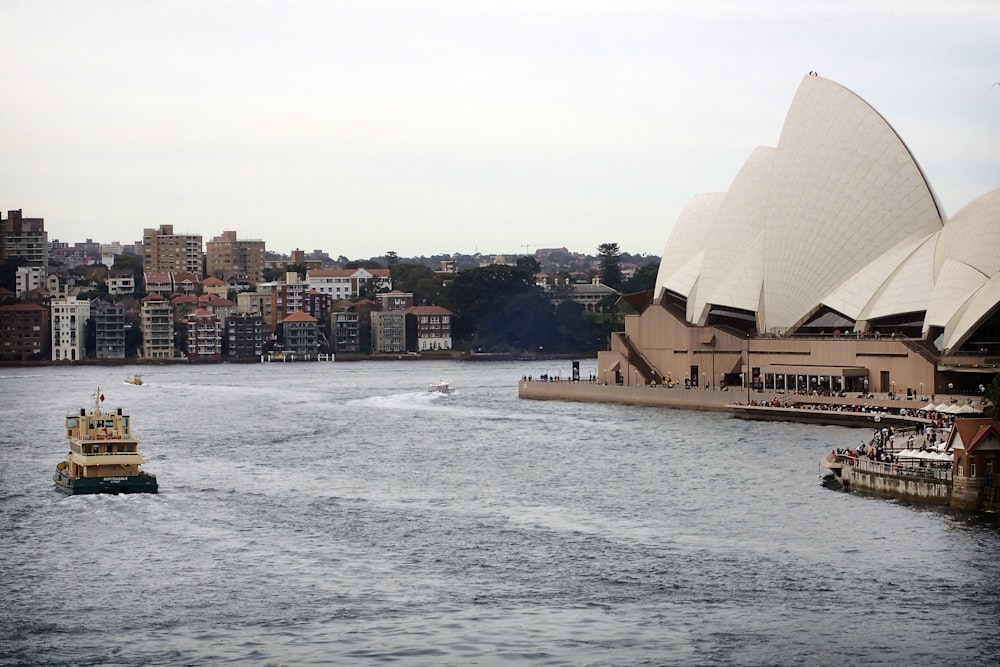 barco cerca de Opera House, Sídney, Australia