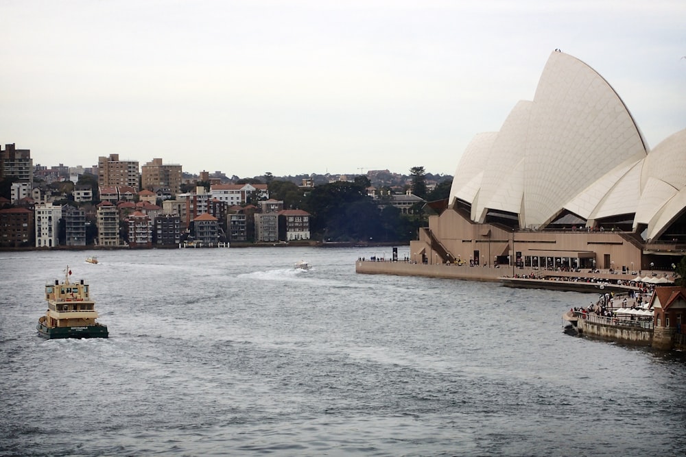 barca vicino a Opera House, Sydney, Australia