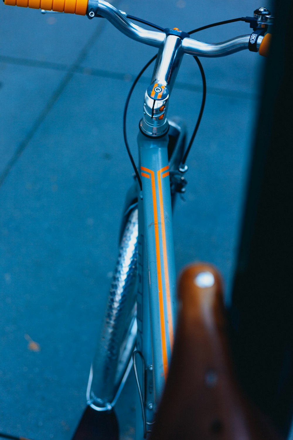 Photographie à mise au point peu profonde du cadre de vélo turquoise