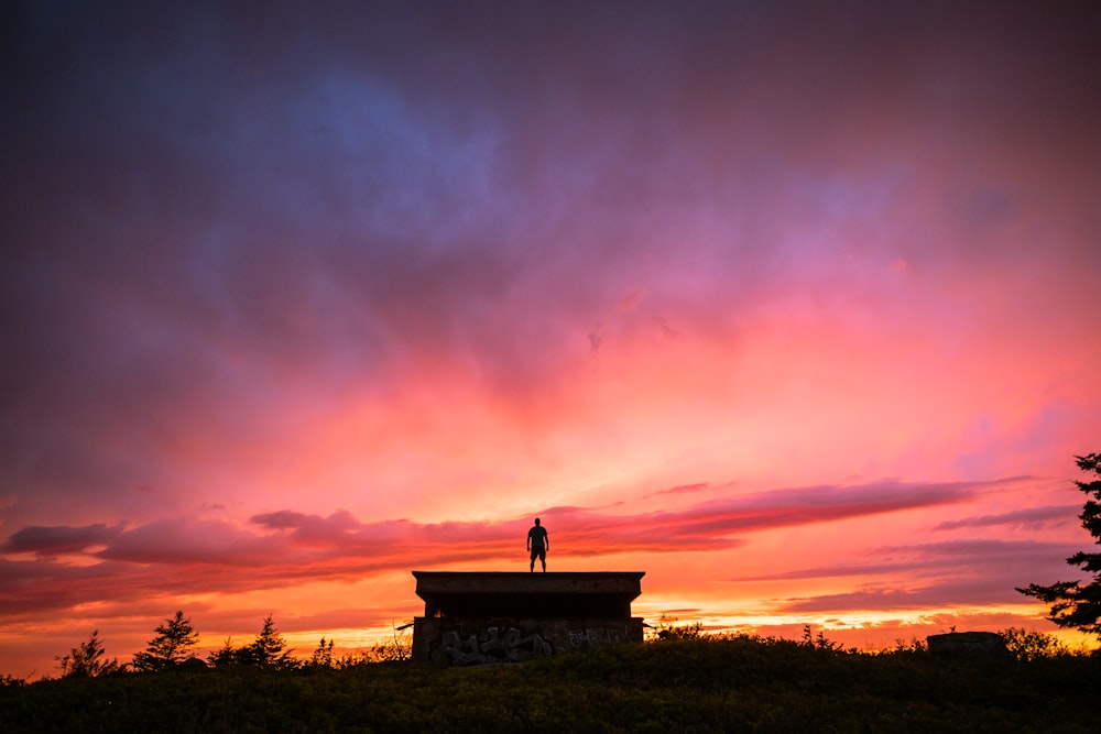 Silhouette einer Person, die auf dem Dach des Hauses steht