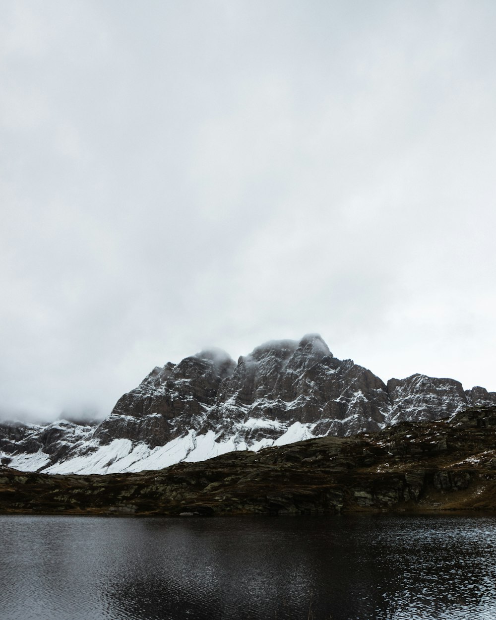 Cuerpo de agua dentro de la cordillera durante el día