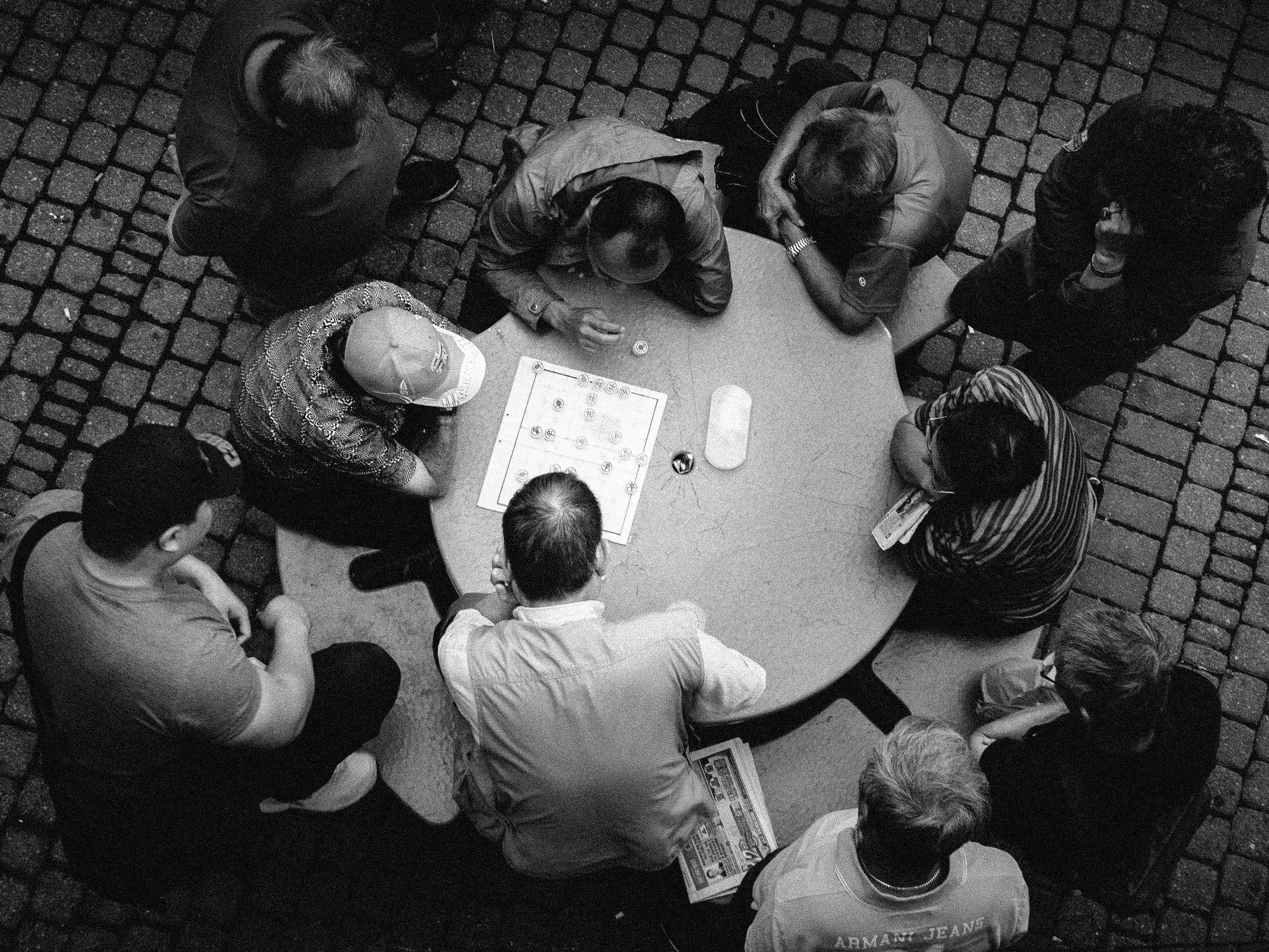 Jogos de Tabuleiro, Cartas e Dominó: Diversão, Socialização e Memória Ativa Depois dos 60