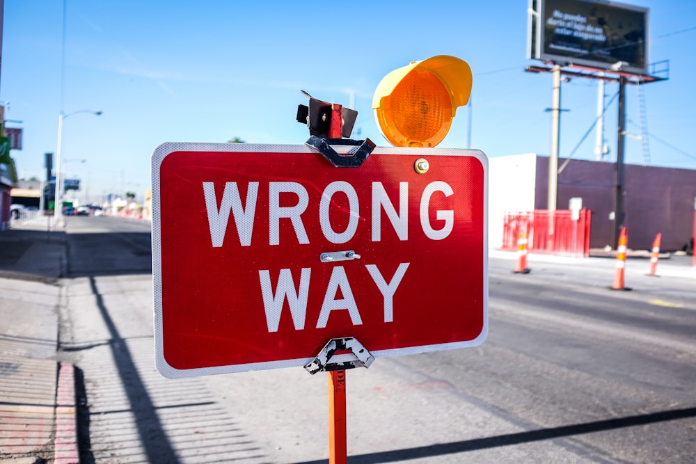 Señalización roja de Wrong Way en la carretera