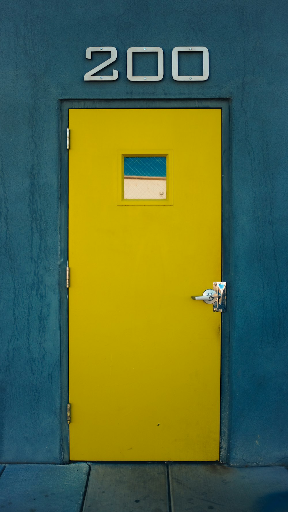 puerta de madera amarilla