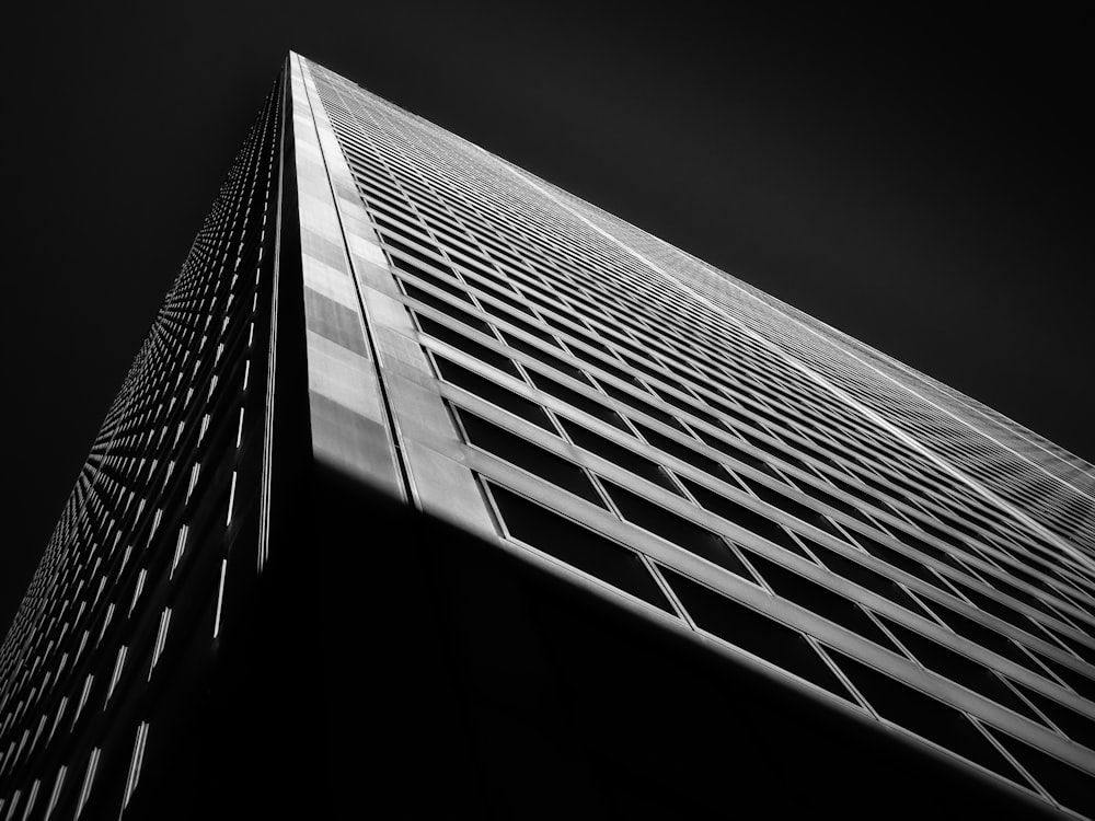 Foto in scala di grigi di un grattacielo