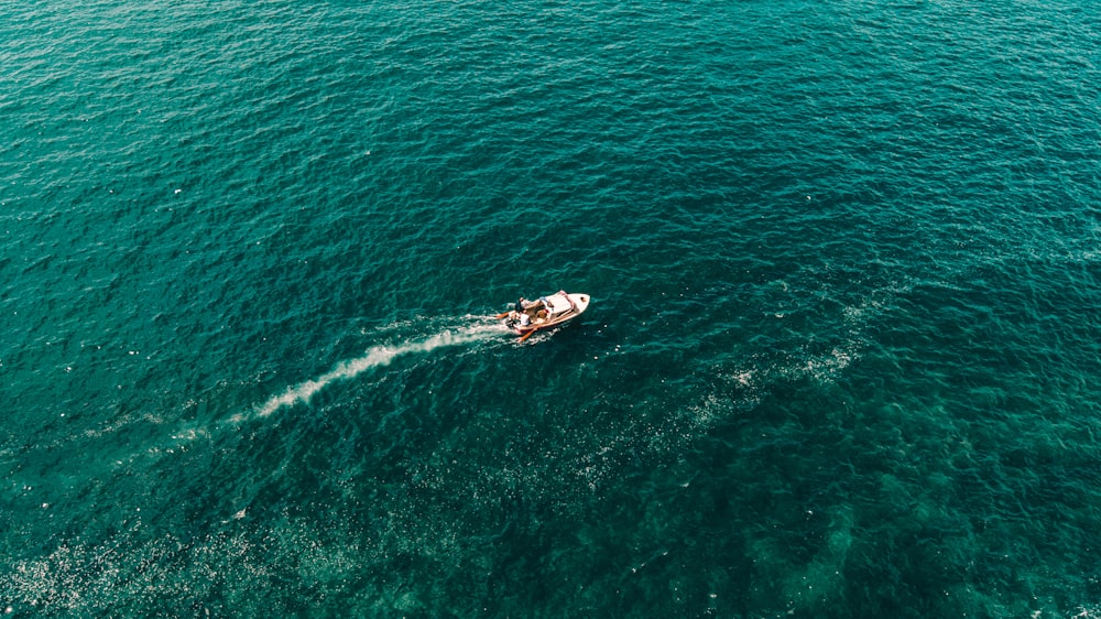 bateau flottant sur le plan d’eau