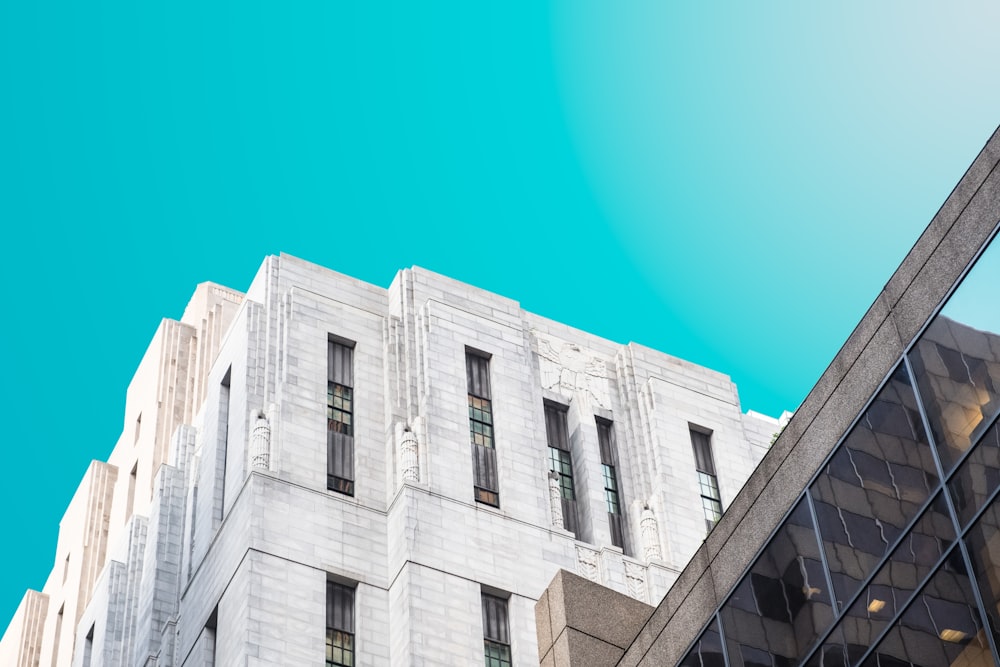 Edifício de concreto cinza durante o céu azul