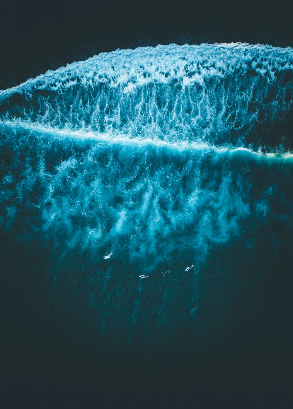 Vista a volo d'uccello delle onde dell'oceano