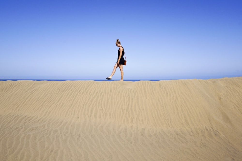 砂丘を歩く男