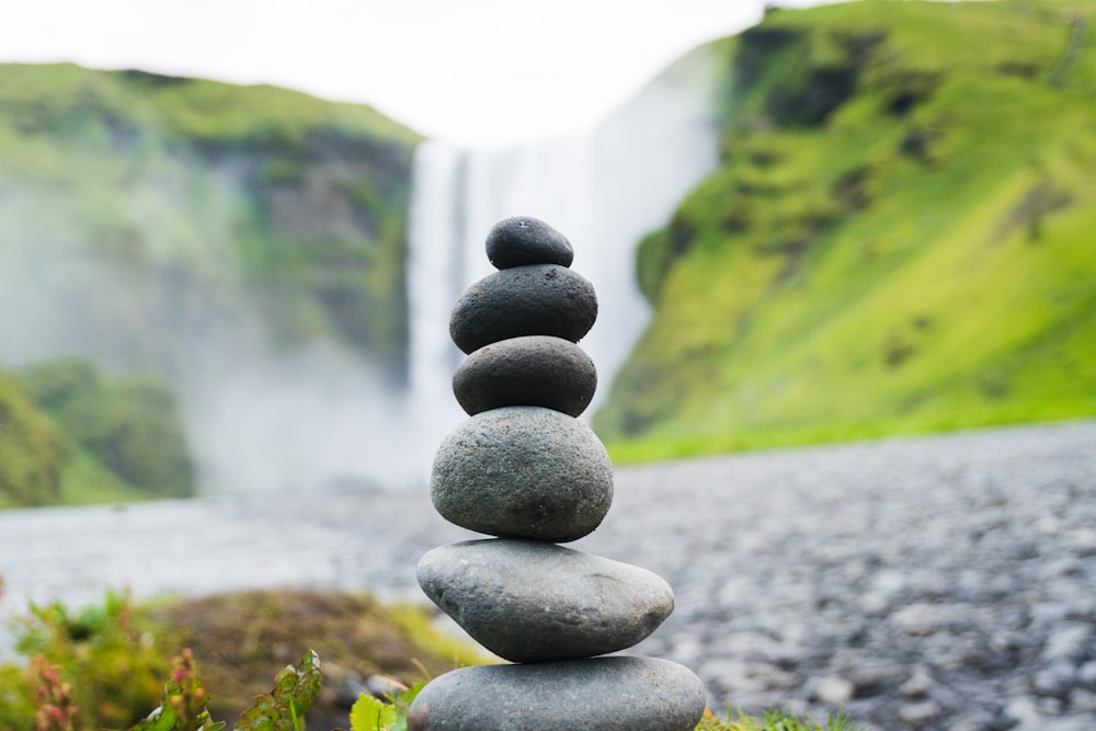 Steinmännchen in Skogafoss Falls, Island