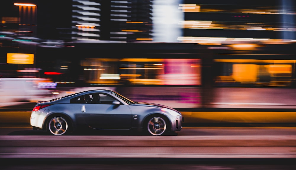 Photographie panoramique d’un coupé gris sur la route