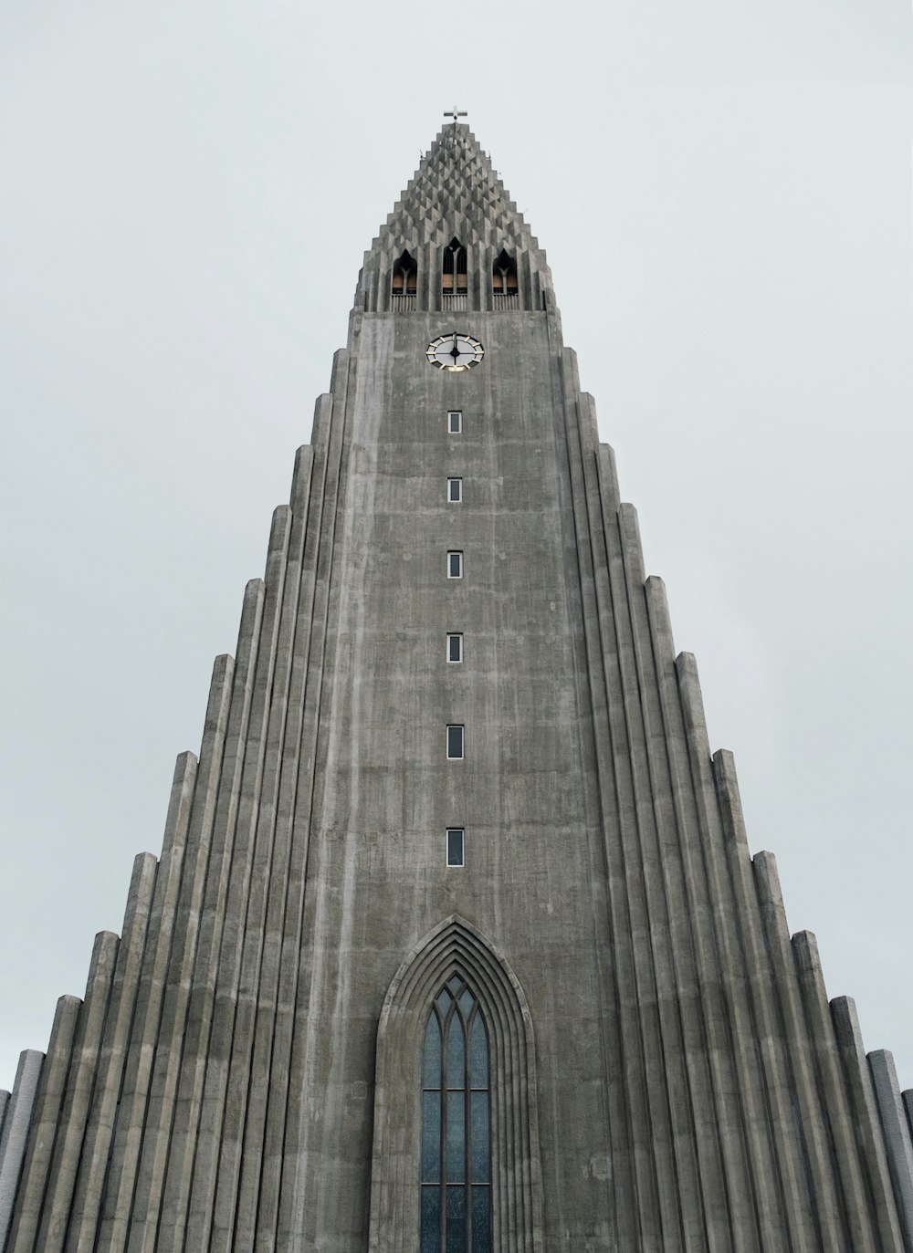 Graues und weißes Betongebäude in der Flachwinkelfotografie