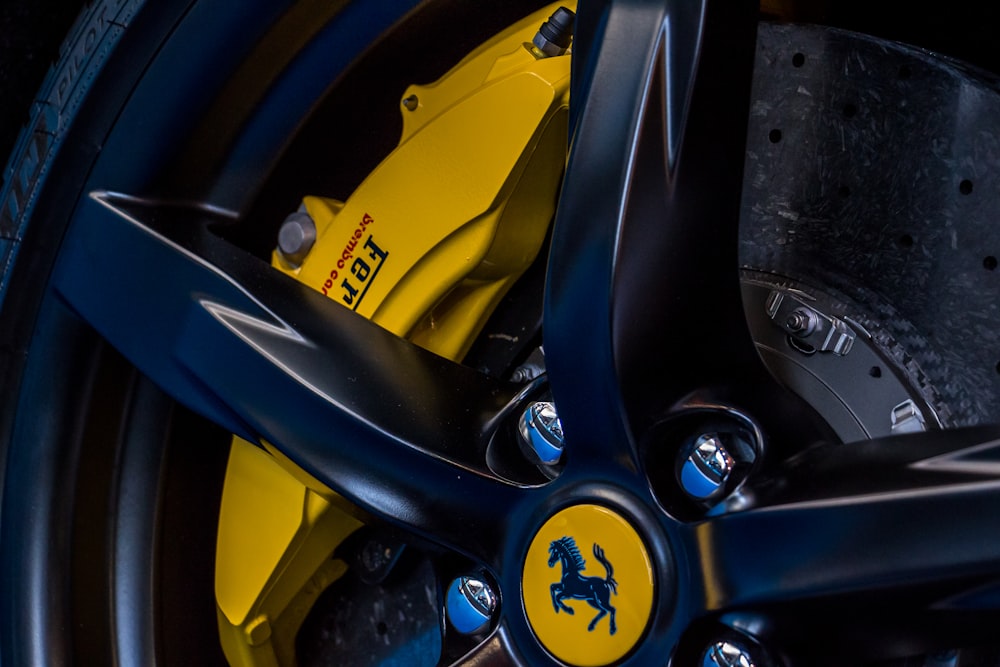 foto closeup da roda e pneu da Ferrari do veículo