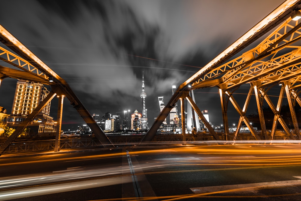 fotografia time-lapse de uma ponte metálica sob a noite