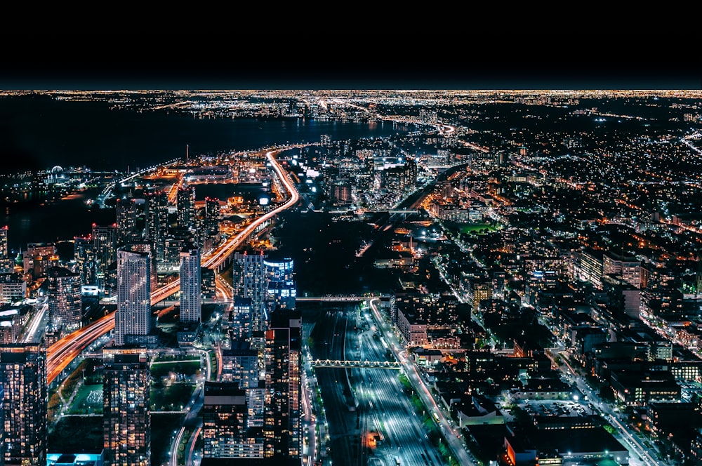 Photographie en accéléré de la ville pendant la nuit