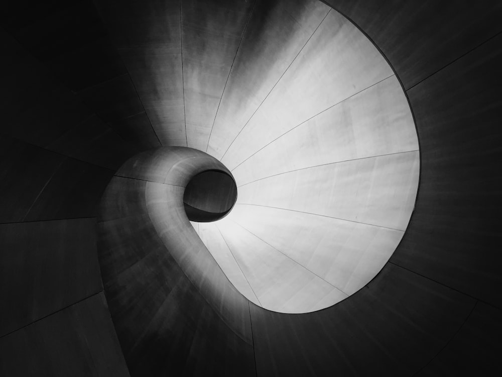 tunnel en acier gris spiralé
