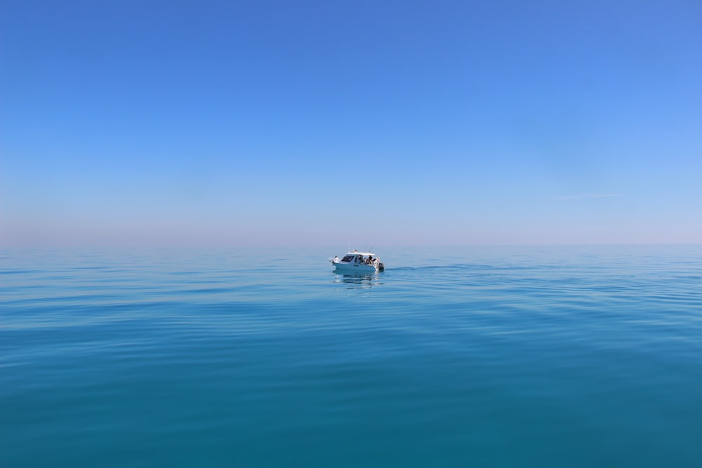Weißes Boot unter blauem Himmel Fotografie