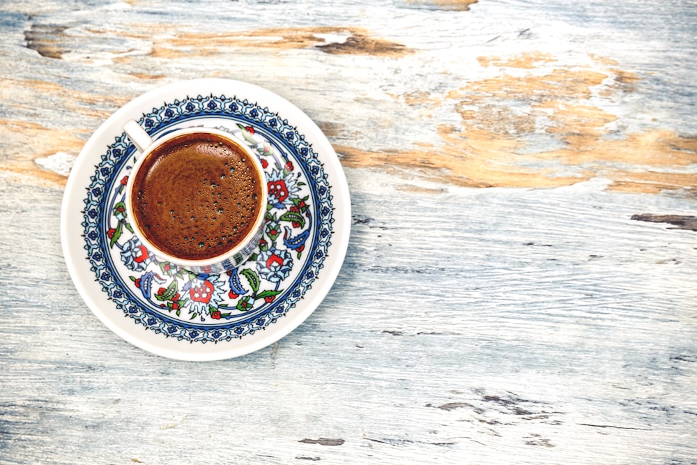 Fotografia piatta di tazza piena di caffè