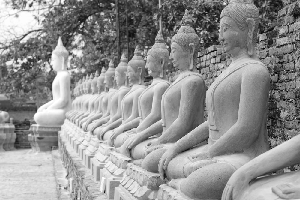 fotografia em tons de cinza da estátua de concreto