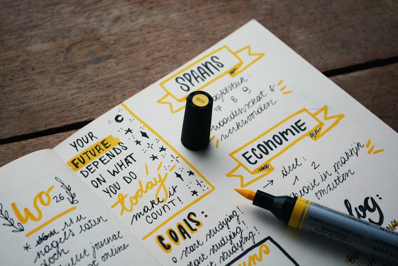 Planner cartaceo con appunti su scrivania chiara