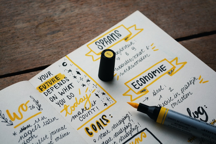 Planner cartaceo con appunti e penna su scrivania