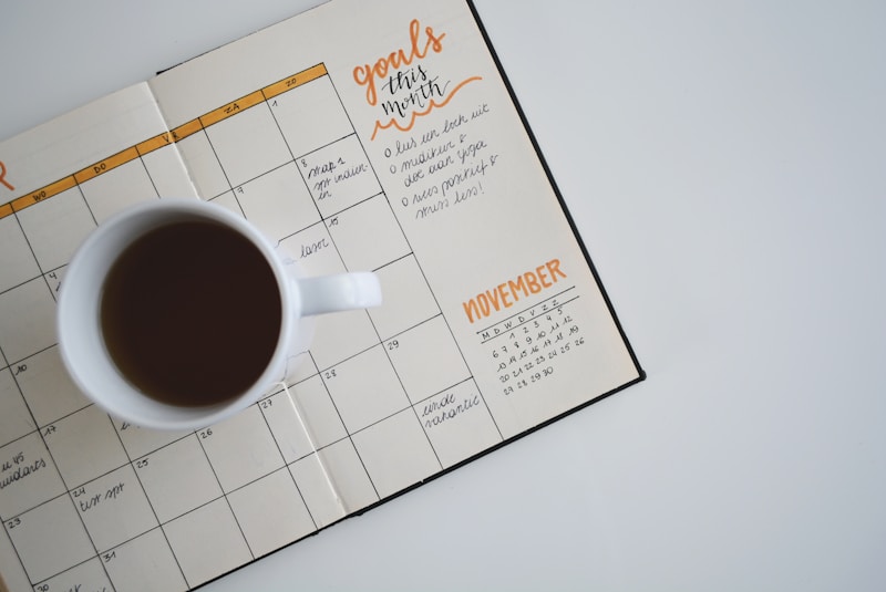 Planner aperto con appunti e penna su tavolo chiaro
